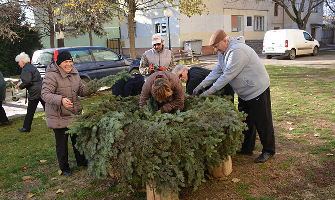 Készül az adventi koszorú a templomudvarban